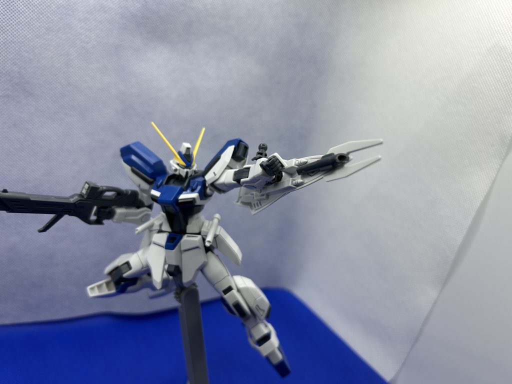 複合兵装防楯ランペルージュ(テスタメントガンダム用複合兵装トリケロス改のデータのフィードバックが使われ、”ブリッツセーベル“ビームガン兼ビームソードと“シュタラールバリエーレ”ビームシールドが搭載されている。) この画像はビームガンの構えです。