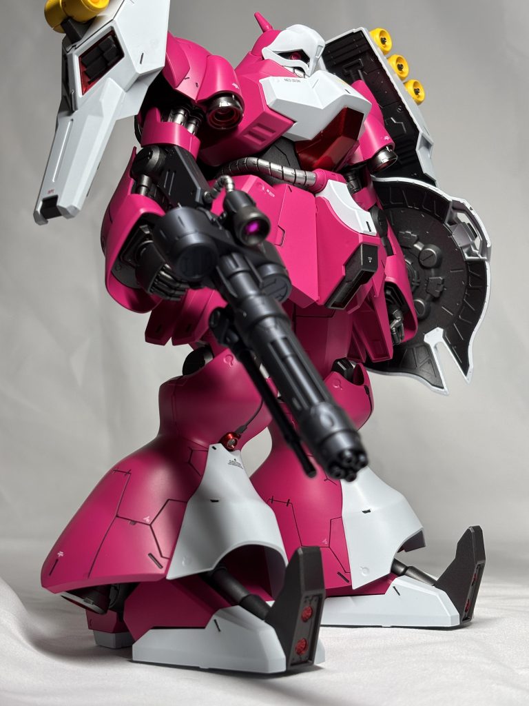 デカールはHGの逆シャアとスジボリ堂製を使いました。