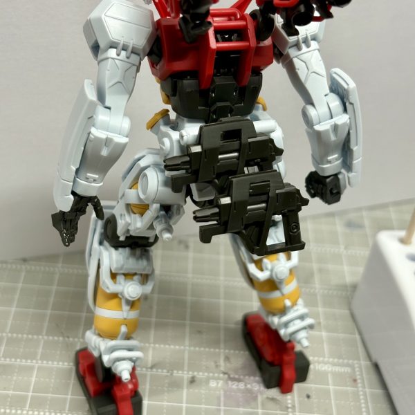 だいたい完成しました。あとはグレー部分にレッドベルチャーでチッピングとカメラの塗装だけにしようかな。表はシンプルな印象だったけど、背面はスラスターやフレームたくさんで無骨な感じが好みです。メインスラスタはポロリが多いですね。（2枚目）