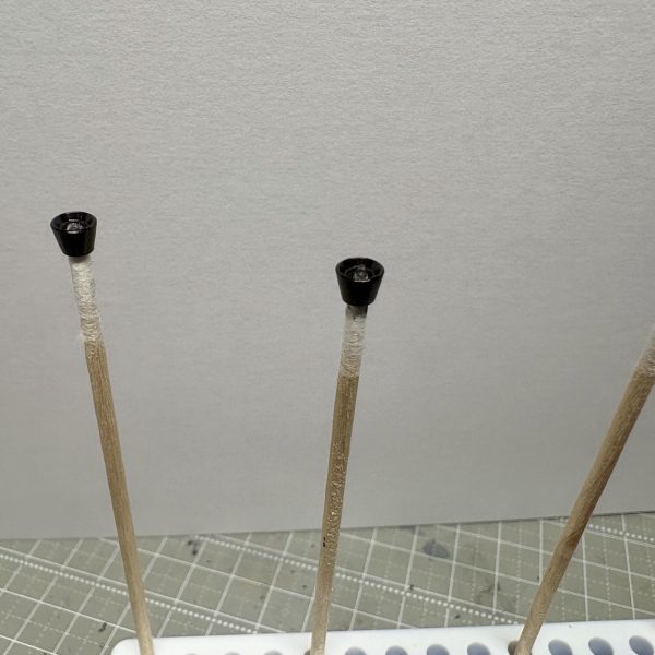 だいたい完成しました。あとはグレー部分にレッドベルチャーでチッピングとカメラの塗装だけにしようかな。表はシンプルな印象だったけど、背面はスラスターやフレームたくさんで無骨な感じが好みです。メインスラスタはポロリが多いですね。（3枚目）