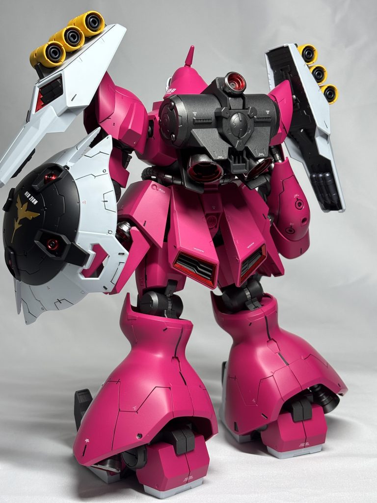 足裏はダンモで誤魔化しましたが、もも裏は誤魔化せていないですね。お尻のバーニアの塗り分けは妥協しました‥