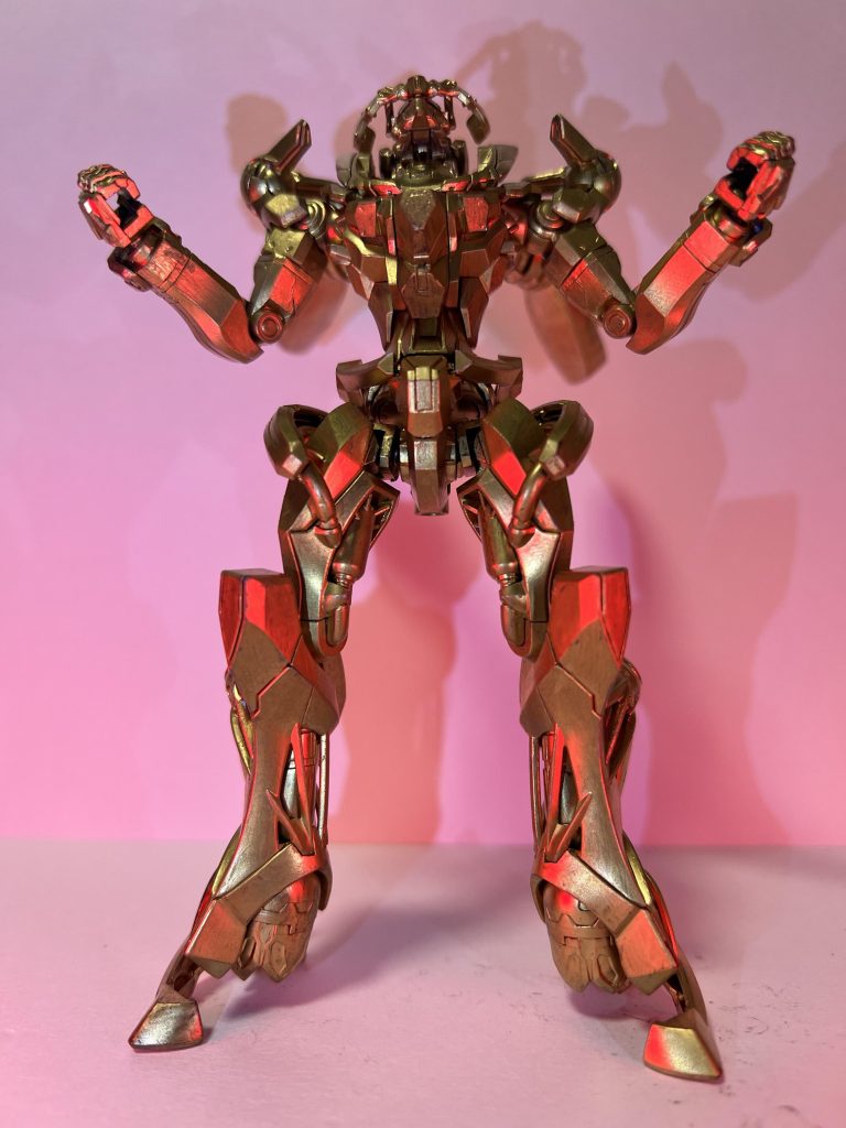 従来のガンダムと違ってエヴァみが強い体型なので私の能力では力強いポージングを取らせれませんでした。ほぼ同じポージングですみません師匠