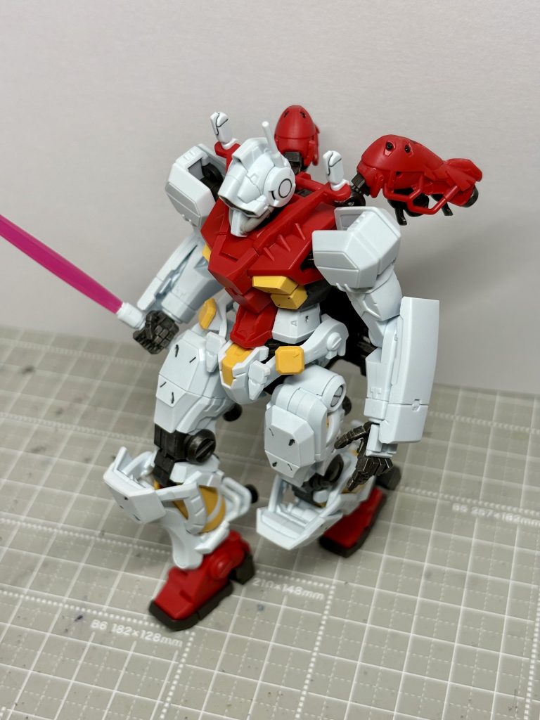 ビームサーベルを握ってでにじり寄る。