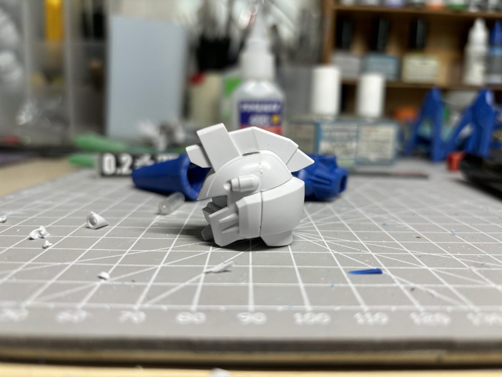 頭部はパーツの分割を変更し、パーティングライン処理後に組み付けられるように改造しました。