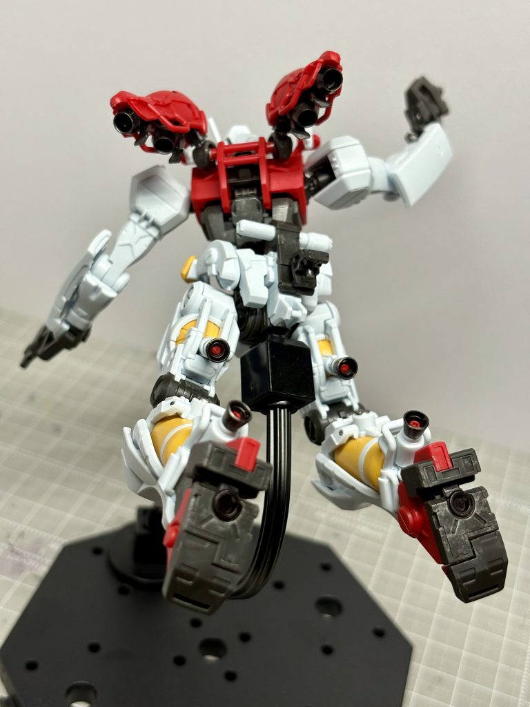 哨戒中。バーニア、スラスターはガンダムマーカーとシタデルカラーのレッドベルチャーで塗装しました。