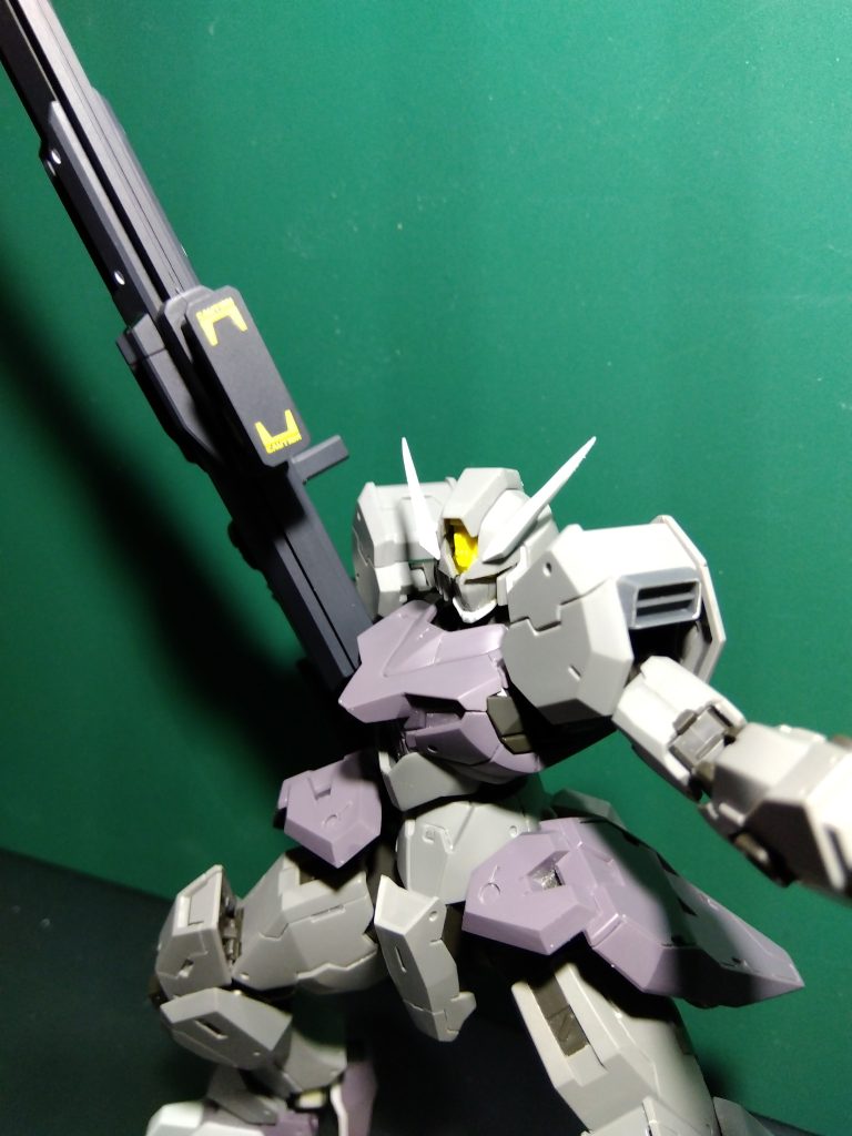 頭部の改修アンテナはプラ板貼り付けによる、延長とシャープ化を施しています。また、あご部は切り取り、プラ板でそれっぽい形を作り、小顔化を果たしました。(gundam-kao2)それから、肩部にスラスターをひっそりと追加しています。
