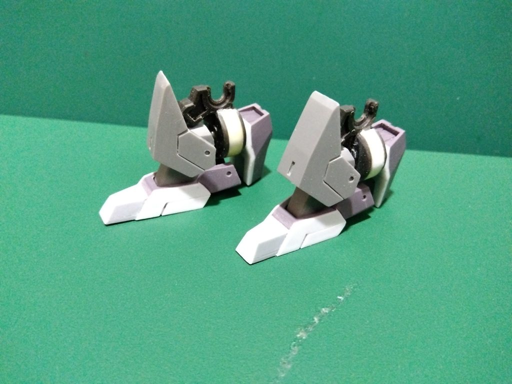 足の改修足先を伸ばすためにプラ板を箱組して延長しています。また、かかと部も厚みを出すために1.2~1.5㎜のプラ板を貼り付けてボリュームアップしました。