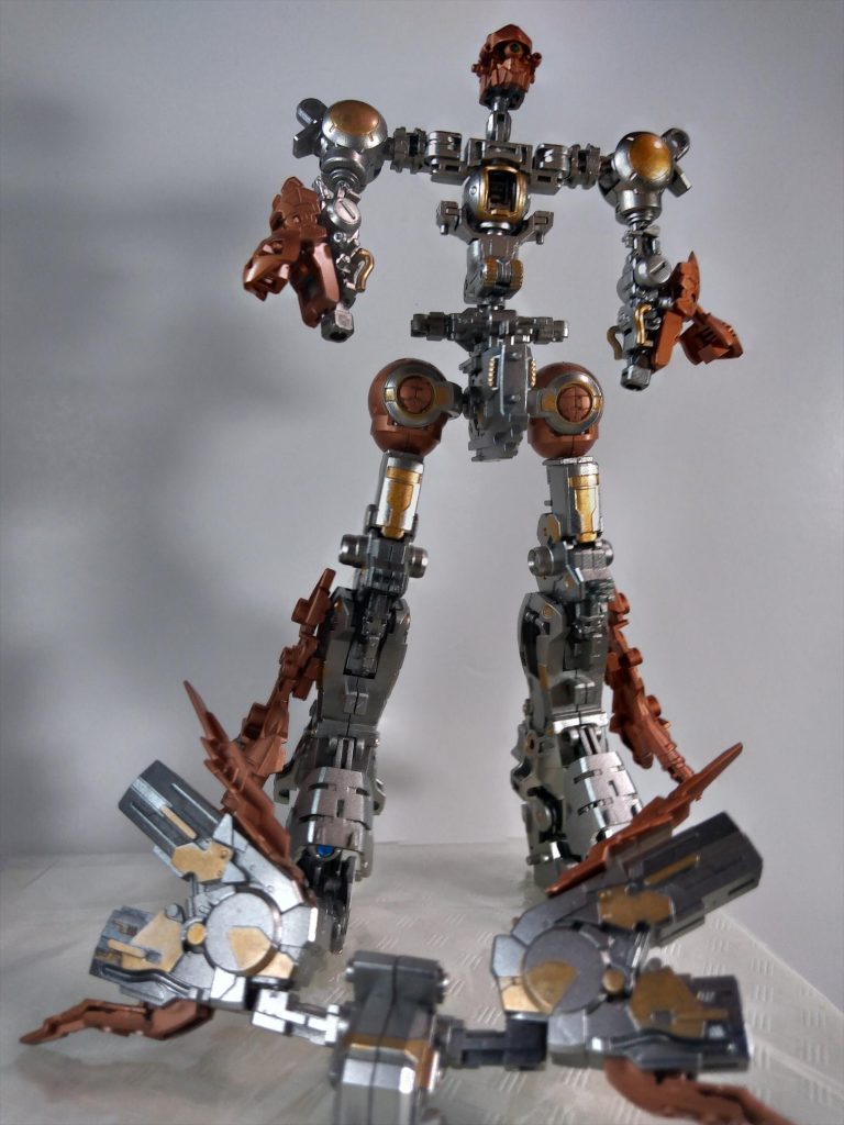 ――1週間後。ほーほーなるほど、これがRGの作りかー、ってじっくりやってたらフレームの素組みだけで3日以上かかりました。パーツ細かい！無駄に動く場所多い！感覚で組めないので常に説明書とにらめっこ！とまぁ色々新鮮で、いやあさすがリアルグレードっすねぇ！って感じでテンションあがってそのまま塗装。ゴールド・シルバー・カッパーで適当に塗分けしました。これ完成したらほとんど見えなくなるんだよな…って思いながら作るのはみんな通る道なんでしょうね。胸部のボールみたいなのがコックピットって後で気づいて。RGでもあったのにビックリ。