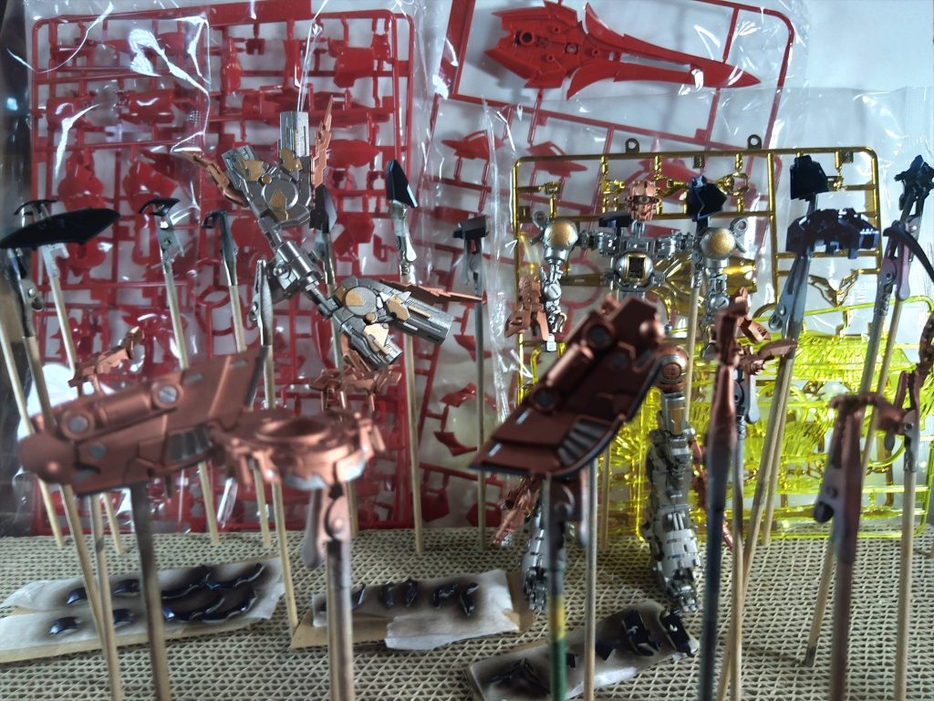 未だに外装、その他パーツが手つかずでまるっと袋に入ってまして。と言うのもこのシナンジュくん、外装にグロスのテカテカ光沢加工がしてあるんですよね。これがなんか綺麗で塗装するのもったいねぇなぁ！って思い、どんどん後回しに。塗装するのか、このまま使うのかギリギリまで迷ってました。そんなこんなで迷った挙句、さらに後回しにして、メッキパーツの処理へと逃げるのであった。