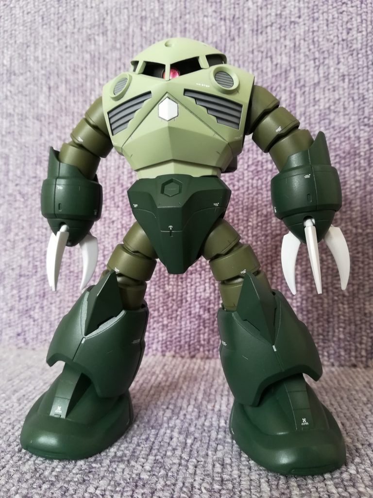 HG初期のキットにはバリやヒケが多いため、表面処理を丁寧に行いました。流線型を損なわないように、プラ板の貼付け少なめ、スジ彫り多めを心がけて製作。緑が濃いためか、あまりスジ彫りが目立っていないかも・・・十数年ぶりのジオン軍&初の水泳部ということで、楽しみながらもあっという間に完成しました。( 2ヶ月間)