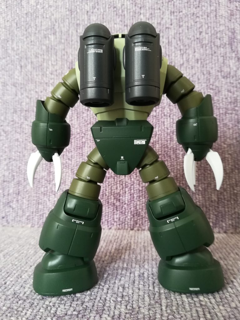 どこから見てもデカールの密度が均一になるように意識しました。特に、手足の蛇腹は可動させてもデカールの配置が偏らないか、念入りにチェックしました。