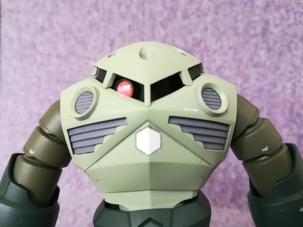 モノアイレール前面を削り、奥に新しくレールを製作。磁石を仕込んでモノアイを可動化しました。また、窓上部に0.5mm厚のプラ板を貼って整形、若干目つきを鋭くしました。