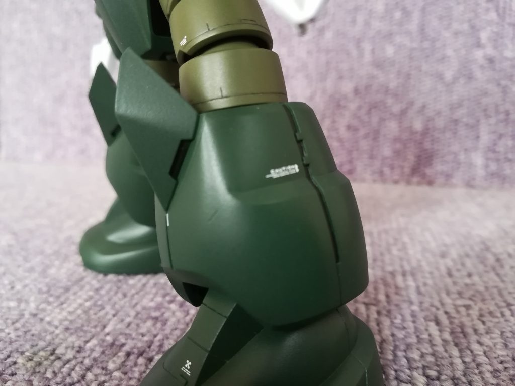 脚部はMGを参考に、・膝を切り落とし、ダクト付きの物をスクラッチ・スリットにプラ板を貼りディテールアップ膝の改造は、曲面の滑らかさにこだわりました。普段はしない捨てサフで数回チェック。