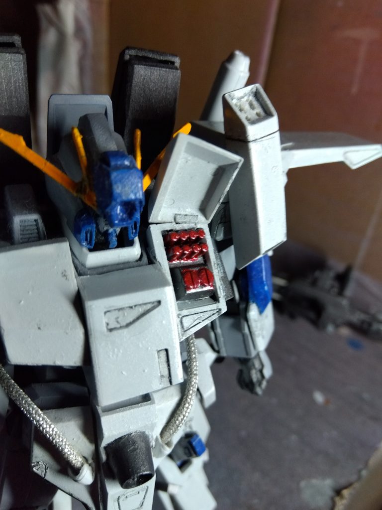 左胸のハッチは、上部にネオジム磁石を仕込んで、開閉可能です。一体だったパーツを分割して本体に合わせています。動力パイプはガラスチューブを使いました。