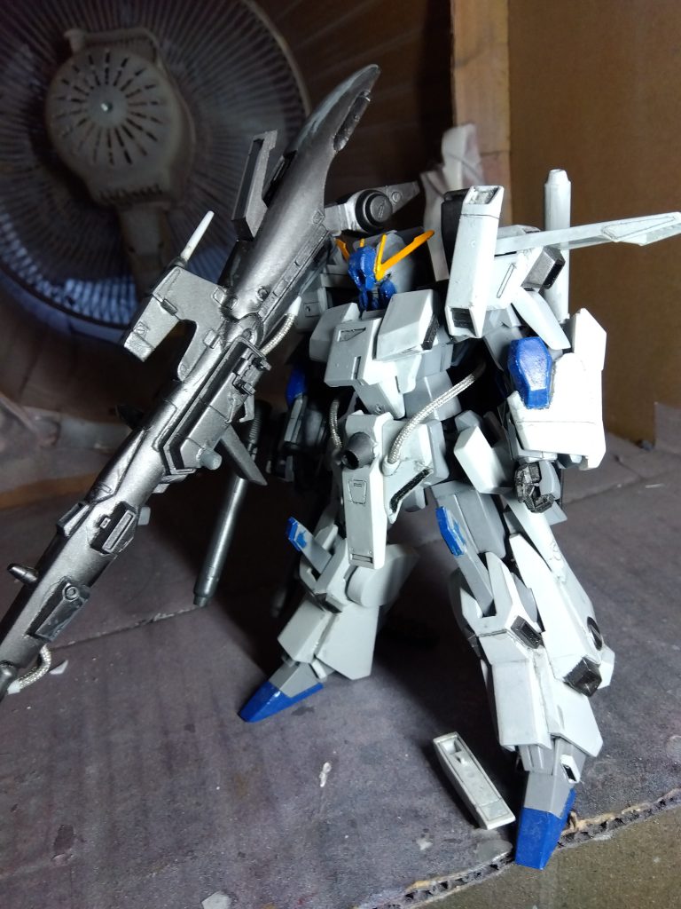 ハイパーメガランチャーは旧キットからの改造で外側に逃がすパーツを介することで頭と干渉しないようにしています。足のアーマーは、外側の部分のみ旧キットで、あとは自作です。