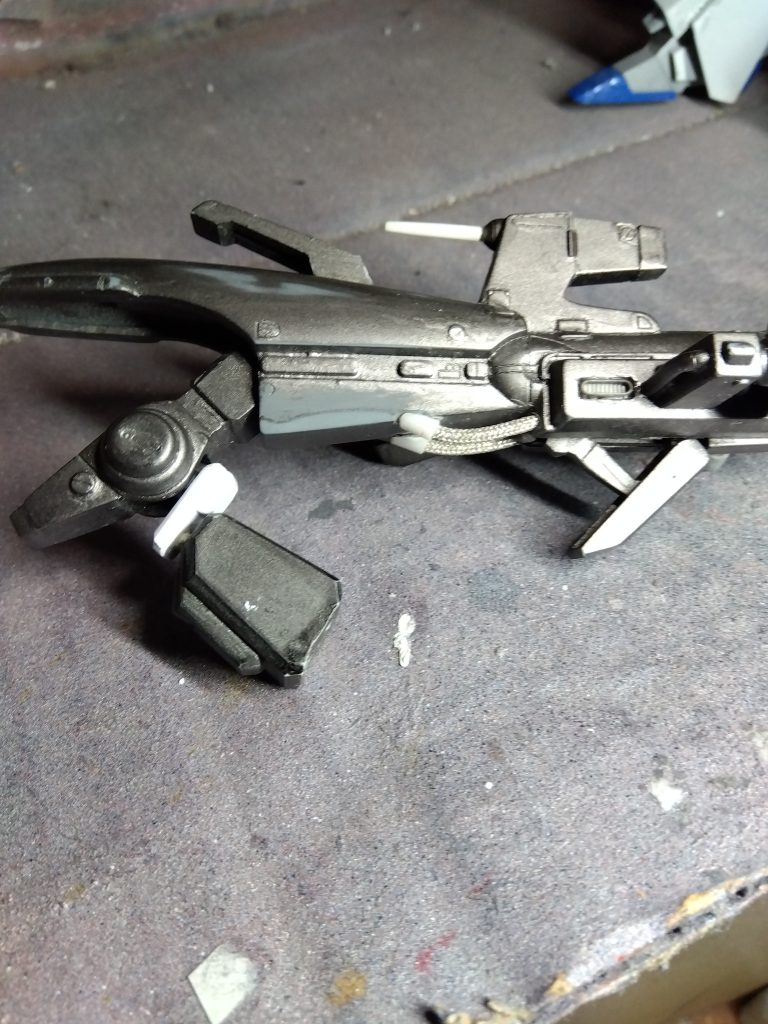 ランチャー基部は、多重関節になっていて、どんな角度でも構えられるようにしましたが、重すぎてポーズが限られてしまいました。あと、設定通りにグリップとカバーか、可動して収納状態に出来ます。