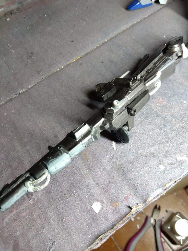 塗装が、中途半端なのは、投稿しようと点検したら、合わせ目がひどく、ヤスリがけしたところで力尽き、なかなか塗装する余裕がなくなったため、ご容赦下さい。