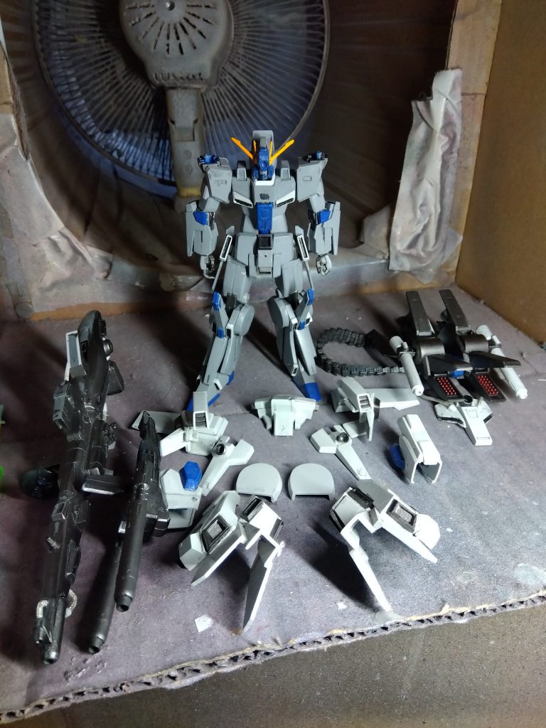 各パーツは、脱着可能にしてあります。胸、内もも、肩のミサイルポッドにはネオジム磁石を仕込んであります。