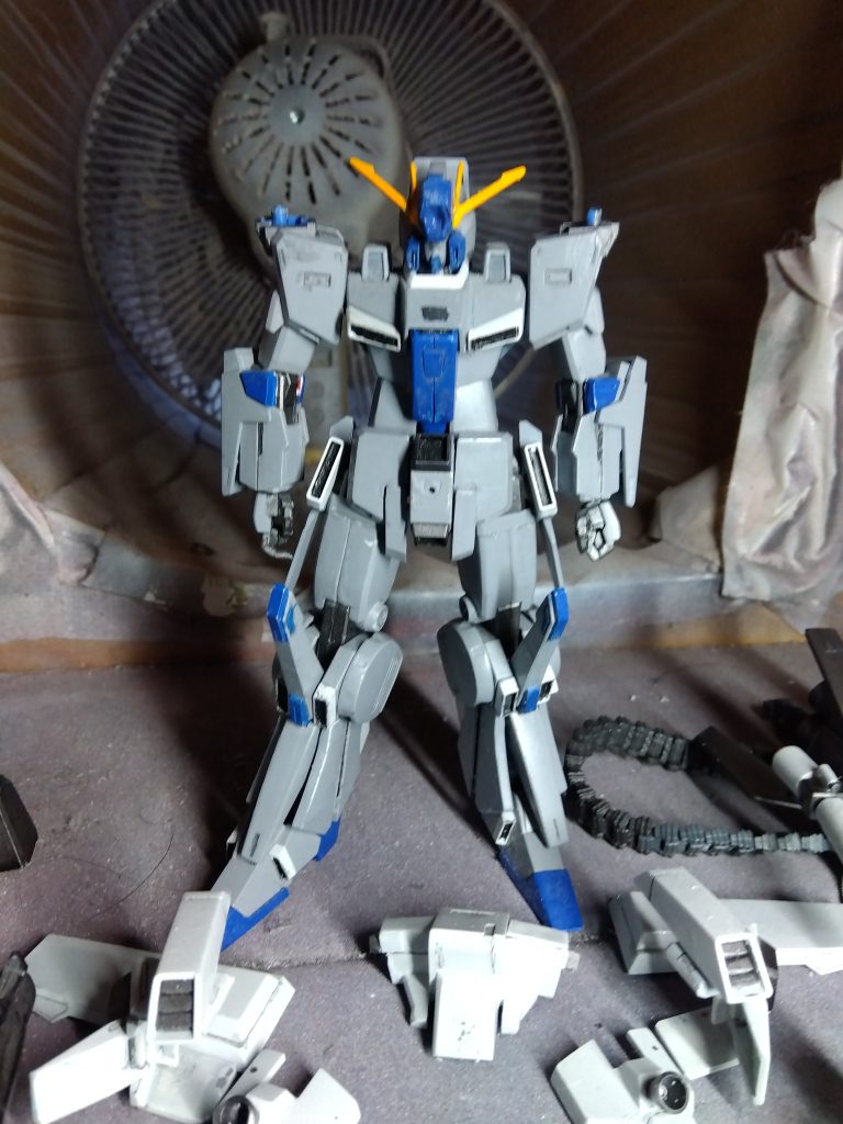 アーマーを外した本体は、意外に細身で、ダブルゼータガンダムってマッチョなイメージがあり、ギャップを感じました。完全変形のHGUCダブルゼータガンダムは、変形機構を仕込んだ関係で、結構太ましいスタイルだったので、興味のある方は、過去作品を見てください。現在、改造を考えているキットが、ゼータとゼータプラスのみで、被っているため、思案中です。今手元にある完成しているのが無改造に塗装したものばかりで、投稿しようか迷っているので、またしばらく投稿出来ないかもしれませんが、宜しくお願いします。最後まで見て頂き、ありがとうございした。