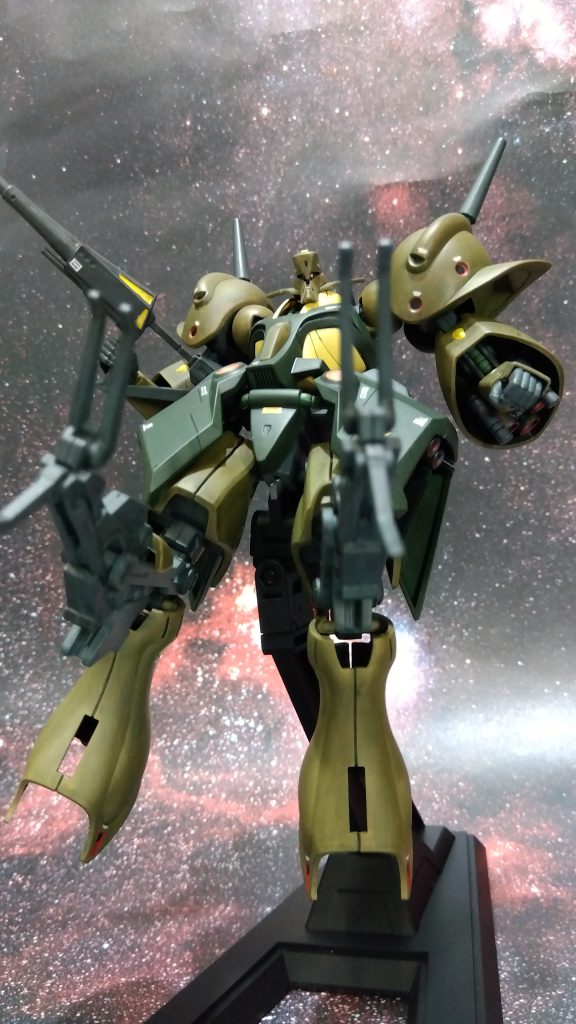 中間形態。アイアン・クローやドリルは心惹かれる装備なんですが、変形途中に2本爪の基部が折れました…。塗膜でテンションが掛かり辛うじて引っかかってます。