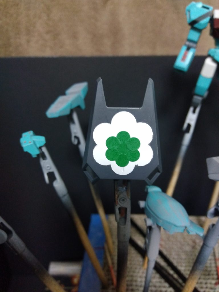 校章は白く塗装した上にポイントシールを貼ってジャーマングレーのスプレーで塗装しました。