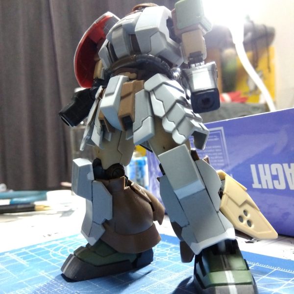 世の中は、赤いのとか白いのとか軍警などで賑わっておりますが、私はゆっくりゆったりのんびり〜♪ザクの製作を進めております☺️今回はすね当てを制作しました！脚の形状とかディテールとかパーツ干渉とか考えてたら、やたら時間がかかりました💦（1枚目）