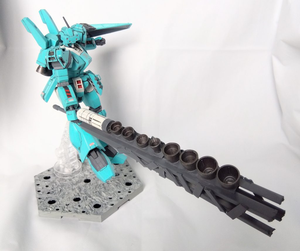 ブレードにたくさん取り付けたスラスターは旧キットから部品取りしました。