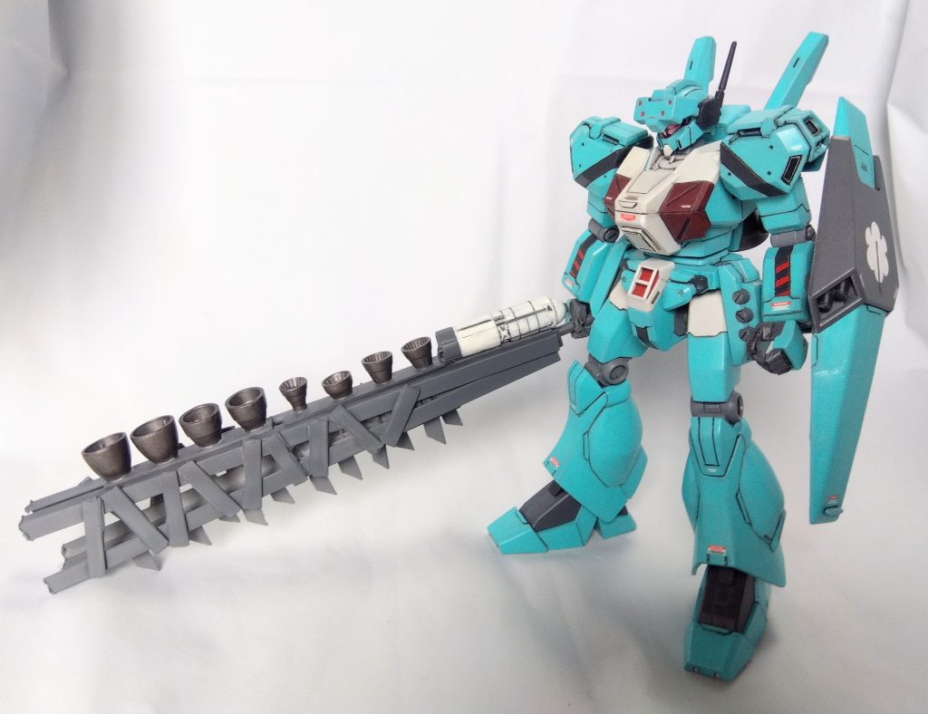 機体色は制服の色に塗装してます。セルリアンブルーを使いました。シールドに校章をスプレーで塗装してます。