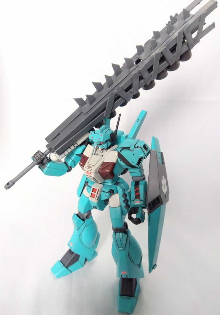 ジークアクス世界ではインストーラーデバイスが無いと武装が使えないという設定を踏まえて、スラスターを取り付けた鉄骨を武器にしてます。