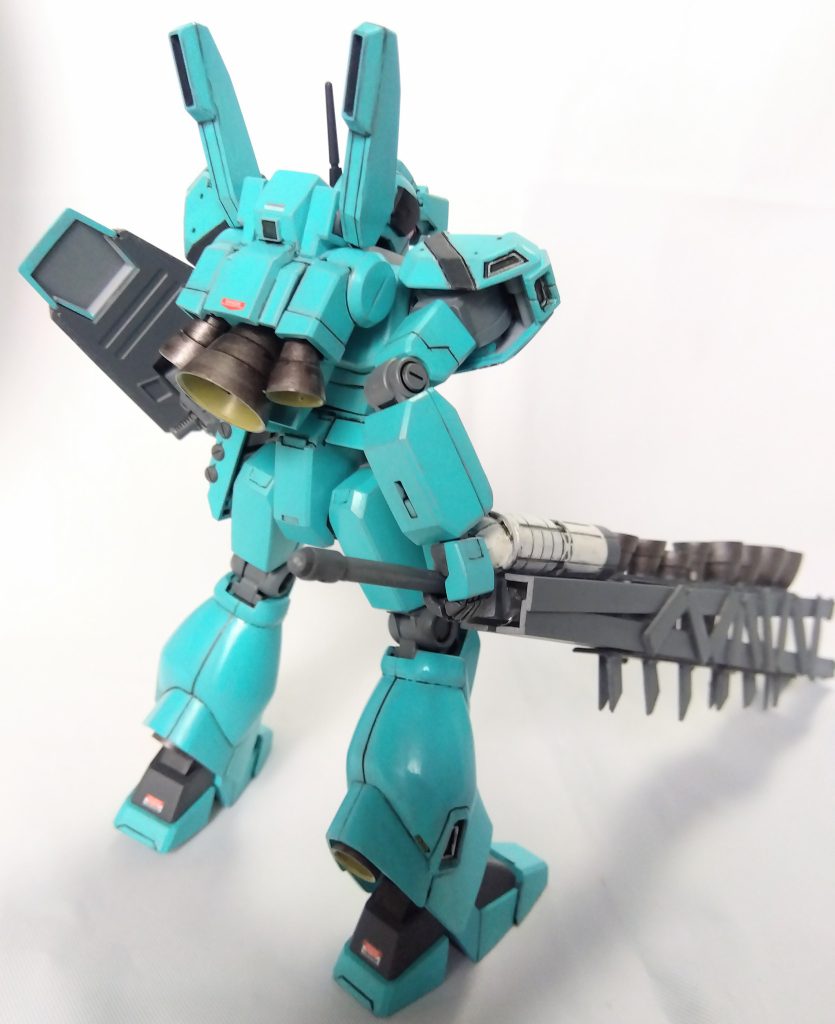 背面、ジェガンタイプはスラスターが大きいです。