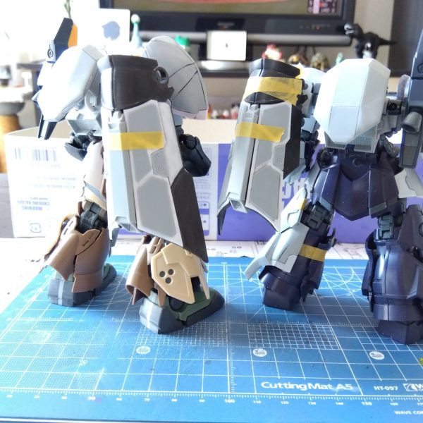 ナハト＆エグバ制作記、第20回目💦なんだかんだで前作から半年過ぎましたね😅ザクの肩アーマーを新調しました！ジャンクにプラ板を貼り付け、画像②のように可動を仕込んでますので角度を変えれますこれで２体の大体の改造は終わり…ですかね🤔ここから細かなディテールの追加とまだ仕上げていない武器の制作作業ですが…暑いですねぇ…梅雨明けてないとか言ってますけど、開けてますよね？これ…（6枚目）
