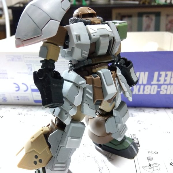 ディテールアップ作業が少し進んだので、珍しく同日に制作過程２度目の投稿です😁これまでは割と大雑把なディテールメインでスクラッチしてましたので、ステップアップの一貫として小さめの装飾を入れてみようかとAKさんやblackさんの作例を参考に進めてみましたが、いや〜大変ですね😵ちょっとしたことしか出来てないのに疲れました💦胸のセンサー部とかやってみて、アーティファクトでスクラッチしてる方々を改めて尊敬しました😌（1枚目）