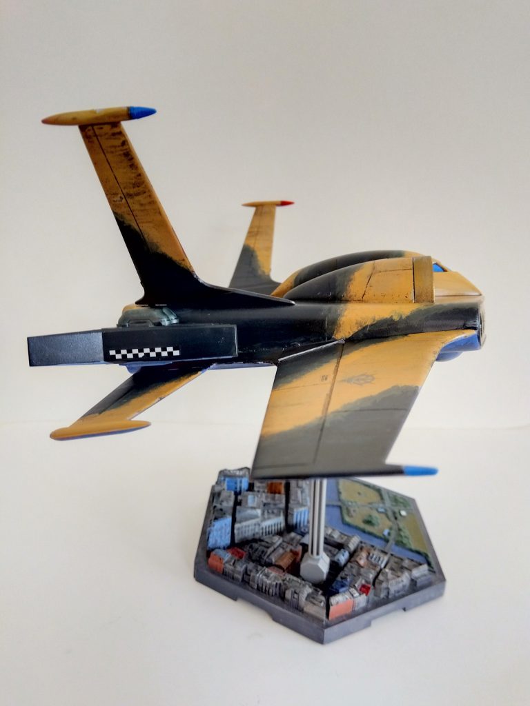 側面図。機体後部のサブエンジンは、ZⅡのバックパックを流用しました。