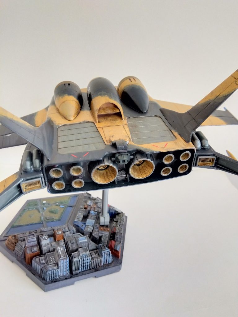 後面図。スラスターの周囲にはジャンクパーツを使ってディテールアップを。