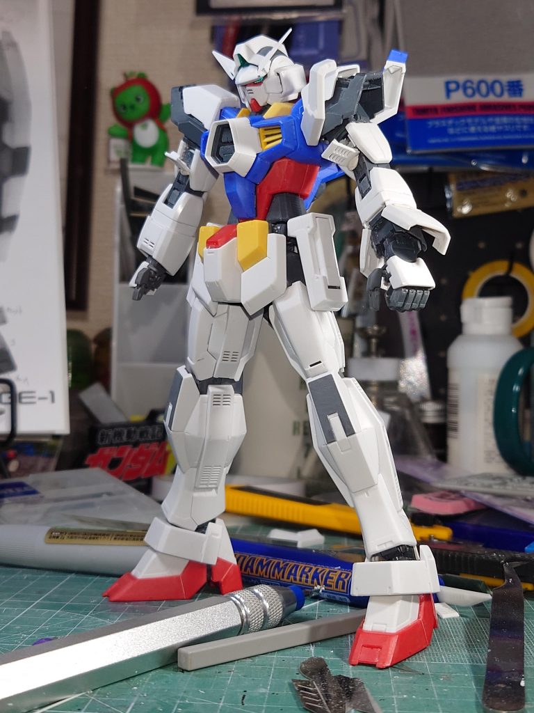 おでこにプラ板貼り付けて目が鋭くなるように、他は筋彫り直しと外装を真ん中でカットしひっつき虫で仮止めして様子見