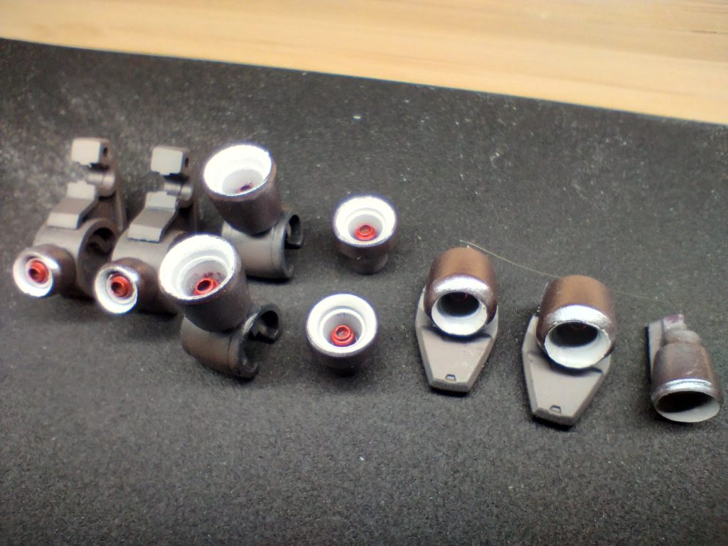 各所バーニアは基部と一体化しているものも多く、交換はせずに塗分けと内部にディテール追加で対応