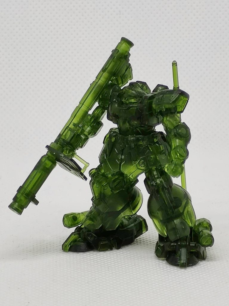 今回はレアカラーなので成形色はクリヤーグリーンです。クリヤーバージョンの場合、やはりグレーサフを吹くまではディティールがよく分かりませんね。