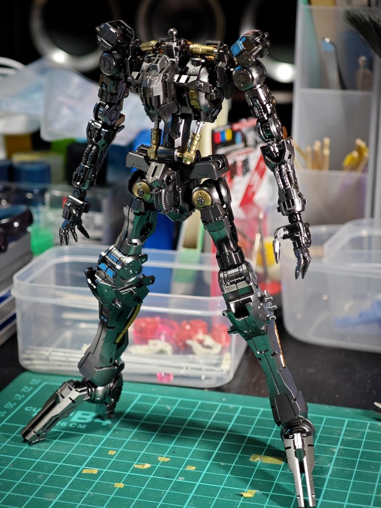 フレームは簡単にパーツ単位で色分けしました。背中がいい感じの情報量になってますが、完成するとほぼ見えなくなりました。