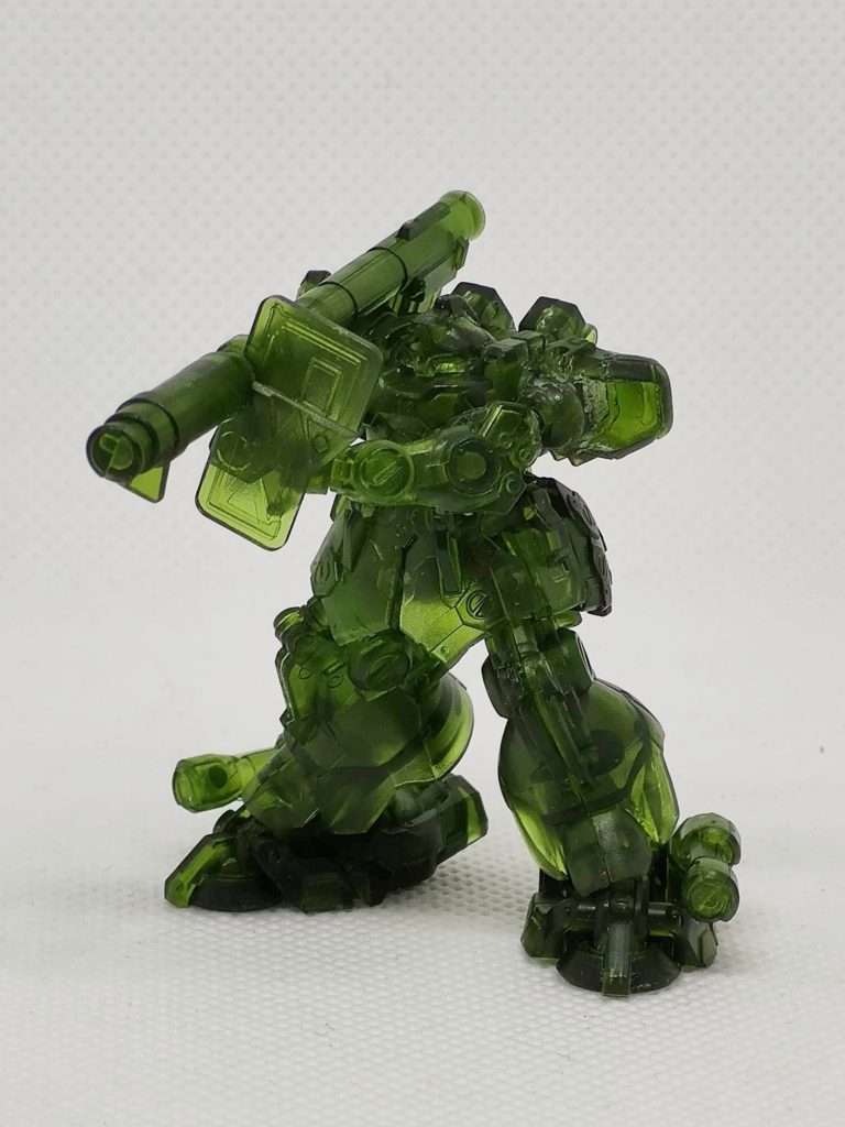 肩にボールジョイントを仕込んで腕を内側に回せるようにしてます。二の腕のひねりはキット自体でも可能になってましたので、良い感じに両手持ちも出来ました。