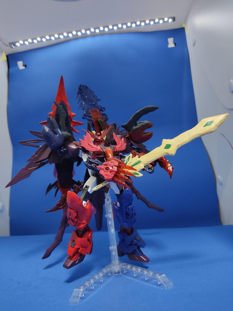 暗黒凰ゼロフェニックスモチーフの近接武装、暗黒剣ゼロブレード。ボディは破壊神デス、左腕は龍神メタル、左足は邪神チェスターロマノフモチーフに塗装しています。