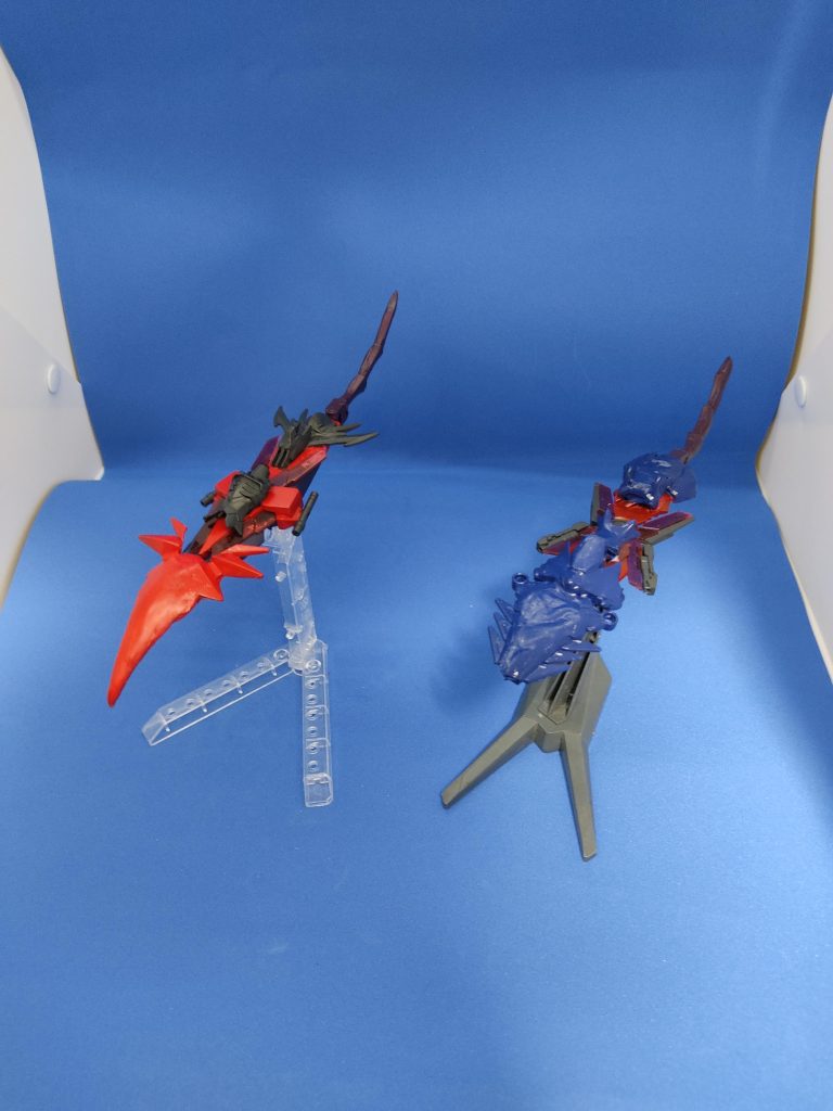 フェネクスの特徴的な武装をモチーフにした武装、アームドアーマーマッドヘヴィ(左側)、アームドアーマーチェスターメタル(右側)です。