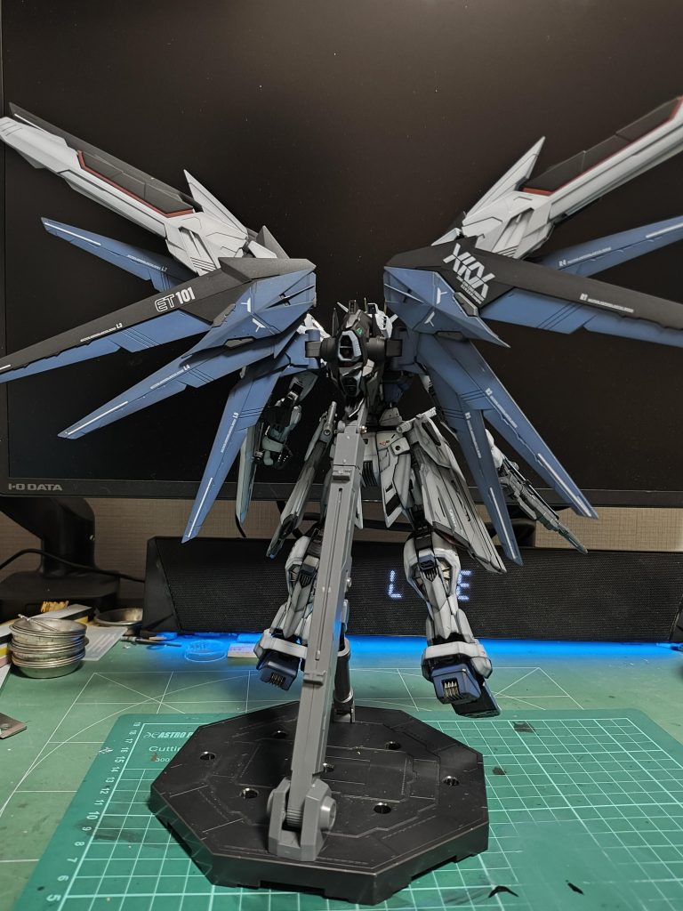 ウィングについてもMGEXのバックパック側の差し込み穴を多少拡張することで2.0フリーダムの羽が取り付けられました。