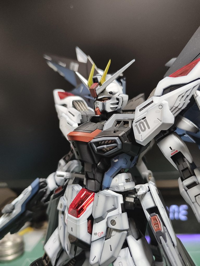 頭部についてはVer2.0フリーダムをそのまま流用しても良いかも知れませんが私自身が劇中の雰囲気に近づけたかったのでブレードアンテナはVer1.0フリーダムを使用しました。※Ver2.0はイエローのアンテナの間隔が近すぎたりアンテナそのものが長すぎたり・・・納得できませんでした・・・ 