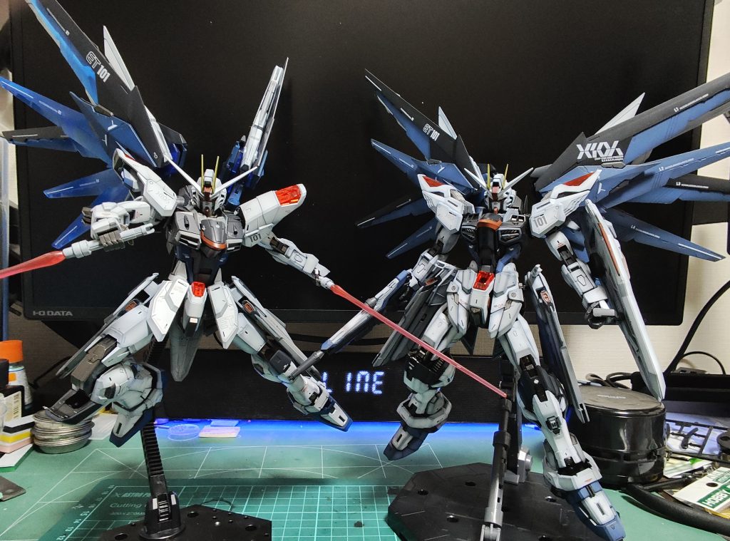 そもそもMGEXフリーダムを作ったのはVer2.0フリーダムもいいのですが、どうしてもスリムすぎて個人的にはもっとマッスルな(？)感じにしたいと思ったのがはじりでした。作ってみて知らない人からしたら細かすぎて伝わらない選手権ですが、見比べてみると理想的なフリーダムが出来て個人的には非常に満足です！こんな初心者制作を最後までご覧いただきありがとうございました。