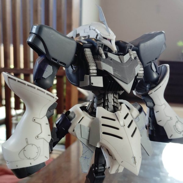 閲覧ありがとうございます！先日のキュベレイダムドの続きです！頭部がメカニカルになっているのに身体の方があっさり気味だったので、各部のディテールアップをしました各所のスジボリの追加二の腕の追加装甲(拡幅)腰周りの追加装甲等々を行ないましただいぶやってみましたが、あまり、変わった感じがしないですね(汗)一旦、全身に渡ってやってみようと思います今日はここまでです（1枚目）