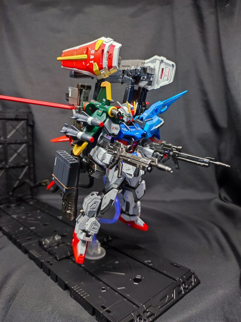 AAから発進その2。今回のミスミサイルポッドつけてたりしてあんま見えないけど、完成してからSEED見返してたらシールド裏の配色間違ってることに気づきました…(´д｀|||)顎をもっと引かせたくて、首をあんまり深く考えずに1.5mm( だったかな…)も延長したら長すぎました。真上に伸ばしたら顎下がスカスカに… 