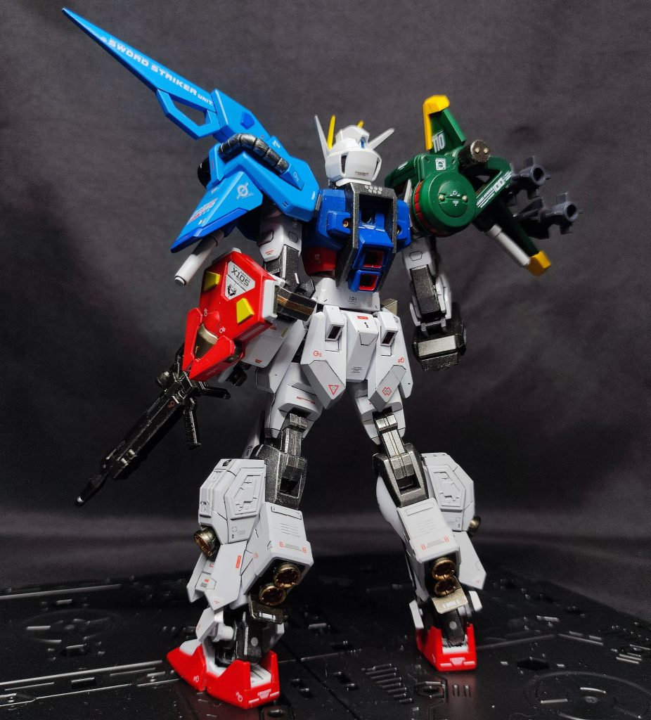 背面ストライカーなしで後ろから。万博には興味ないですがグラスフェザーの足ブースターは結構お気に入りです。これが発売されてなかったら足回り無改造になって下半身が相対的に貧相な感じになるところでした。　肉眼だとまあ分かりますが、写真だとストライクの白とあまり違いが無いのでいっそダークグレーとかにしても良かったかもしれない…