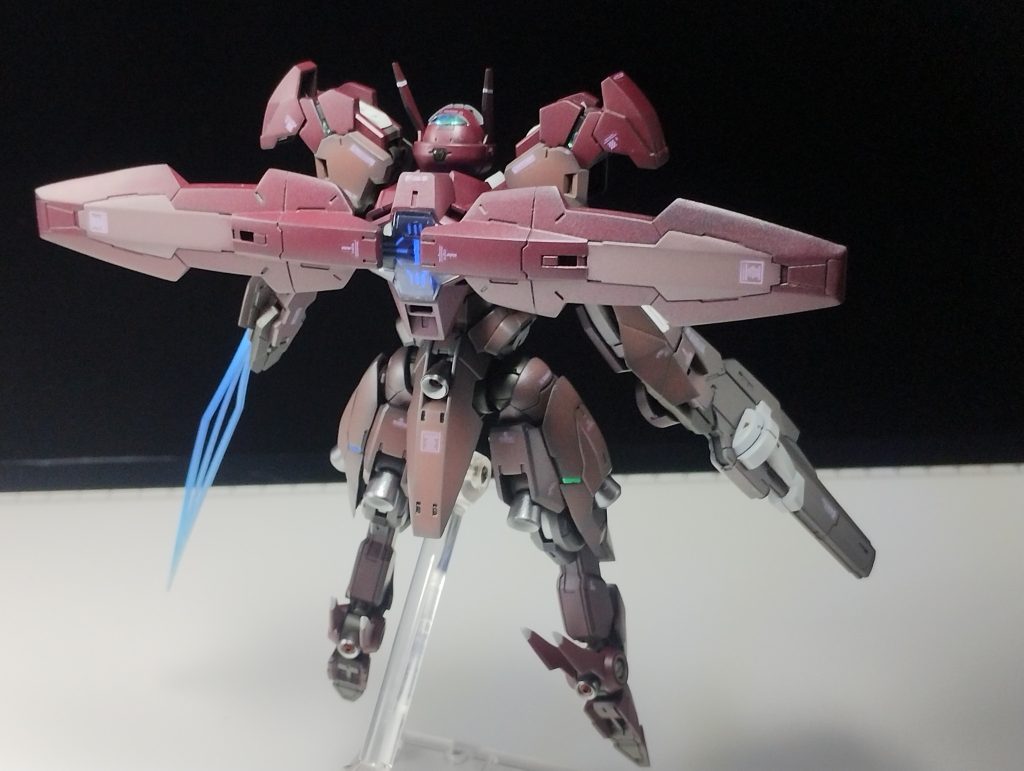 後ろ姿ビームライフルは専用の一体型ユニットと考え本体と同じ色で塗分けました。デカールはハイキューパーツのパステルパープルを使用。