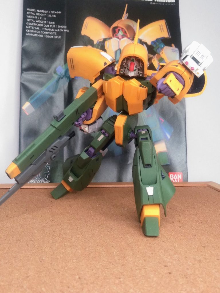 連邦軍の機体なのに『ドム顔』なのが、ナンかチョッとアレなので「如何にも連邦ヘッド」をコサエました😁毎度の事ながら火力不足を補う事を"言い訳に"腕部にグレネード発射管×2(赤)その横に「🐴🦌の一つ覚え」のビームガン兼サーベル発振機を装着😤此を左右の腕に設置です 😆🎵🎵今回も「DSO BLKプロジェクト」が功をソウす 😚⤴️⤴️