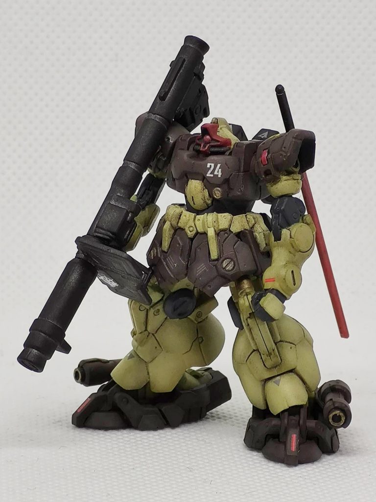 ガンダムアーティファクトの通常ポーズは武器を下げた形ですね。